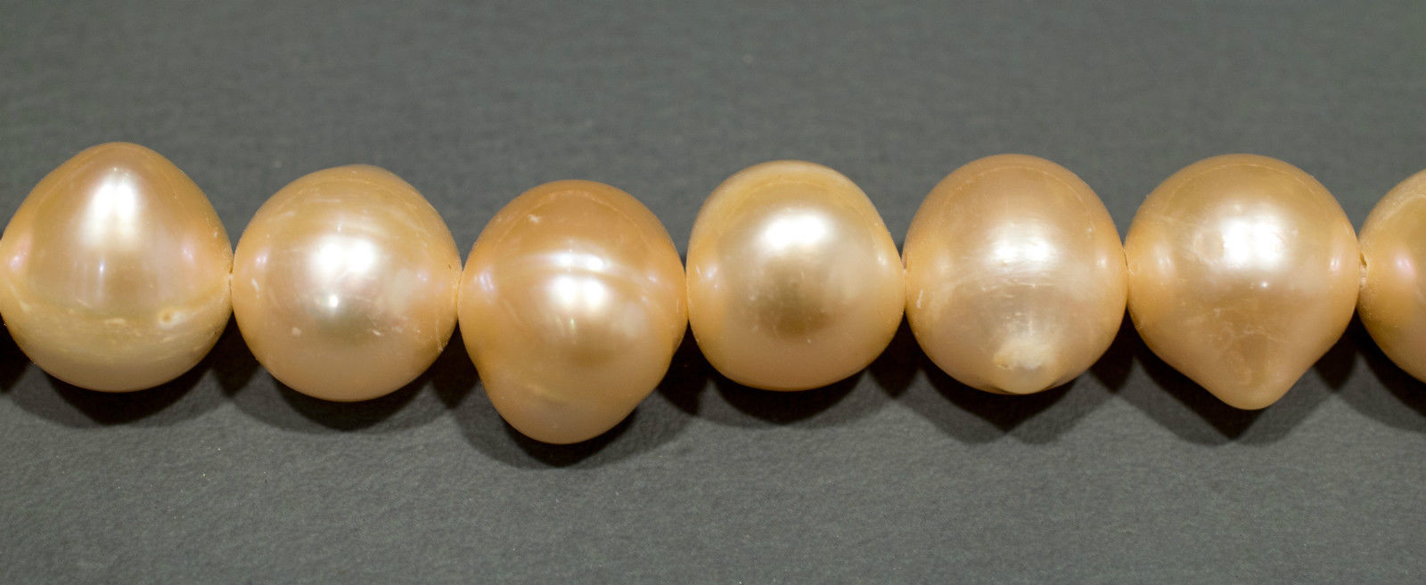 Perlenstrang Lachsrosa runde mit hohem Lüster in 12-13 mm